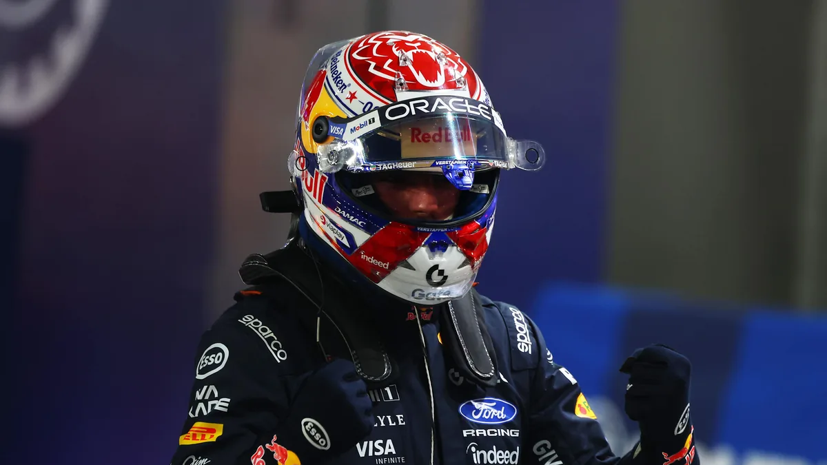 Max Verstappen, casque Red Bull sur la tête, célèbre sa pole position au GP de Singapour en octobre 2026