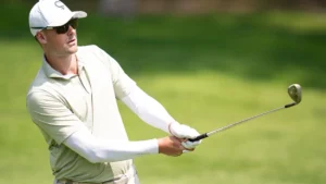 Le golfeur français Victor Perez suit la trajectoire de sa balle après un coup de fer sur le DP World Tour