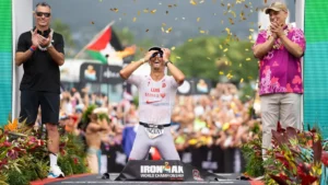 Vincent Luis à genoux sur la ligne d'arrivée de l'Ironman de Kona, champion du monde le 10 octobre 2026