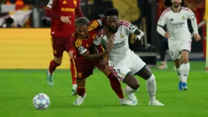 Vinicius Junior au duel avec Wesley lors d'AS Rome-Real Madrid en Ligue des champions, octobre 2026