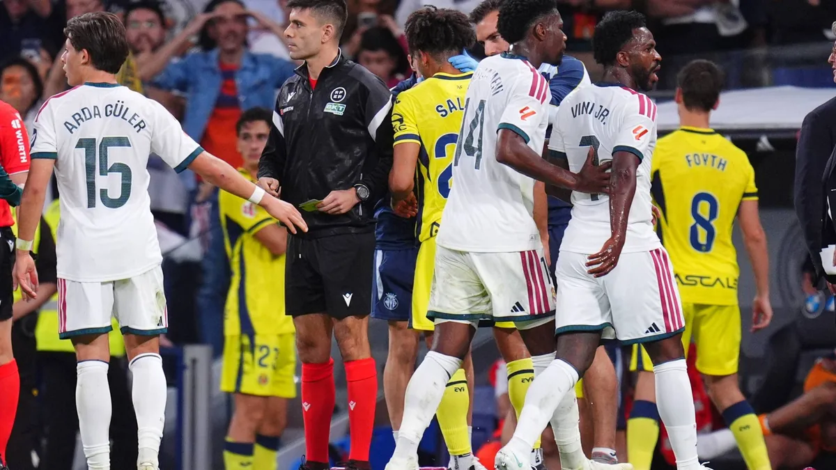 Vinicius retenu par un coéquipier après son exclusion lors de Real Madrid-Villarreal au Bernabéu, octobre 2026