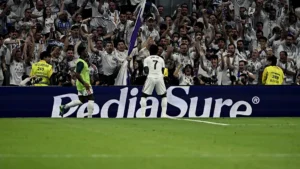 Vinicius Junior de dos devant les supporters du Real Madrid face à Villarreal au Bernabéu, octobre 2026