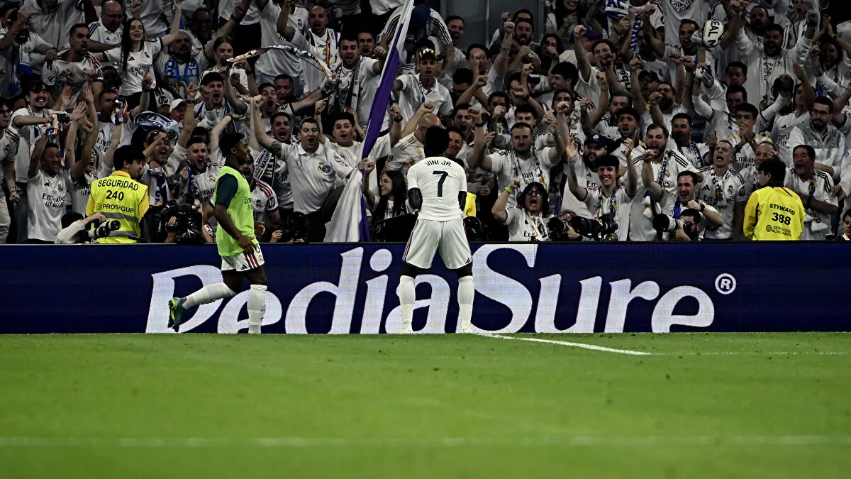 Vinicius Junior de dos devant les supporters du Real Madrid face à Villarreal au Bernabéu, octobre 2026