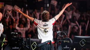 Jamppi, joueur de Team Vitality, bras levés sur scène aux Valorant Champions 2026 à Shanghai