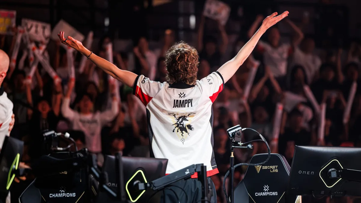 Jamppi, joueur de Team Vitality, bras levés sur scène aux Valorant Champions 2026 à Shanghai