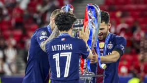 Vitinha, de dos sous le maillot du PSG, avec le trophée de la Ligue des champions, mai 2026