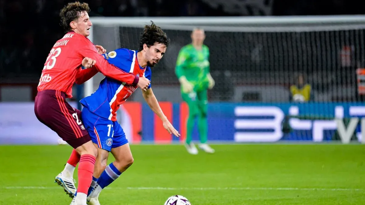 Vitinha au duel avec Tanner Tessmann lors de PSG-OL au Parc des Princes, Ligue 1, octobre 2026