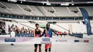 Gaspard Cothias-Faure laisse Abubakr Abdallah franchir la ligne du 10 km des Voies Royales au Stade de France, octobre 2026