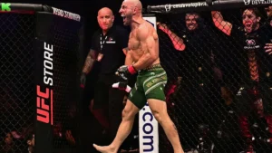 Alexander Volkanovski exulte dans l'octogone après sa victoire face à Movsar Evloev à l'UFC 333, octobre 2026