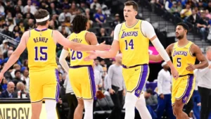 Walker Kessler salué par Austin Reaves sous le maillot des Lakers, octobre 2026