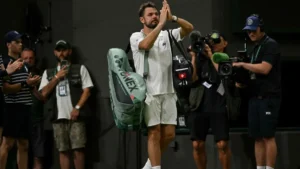 Stan Wawrinka salue le public en quittant le court lors de son dernier Wimbledon, juillet 2026