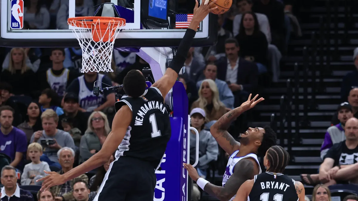 Victor Wembanyama au contre sous le panier du Jazz avec les Spurs à Salt Lake City, octobre 2026