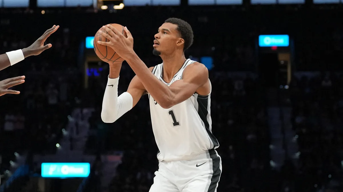 Victor Wembanyama ballon en main sous le maillot blanc des San Antonio Spurs, octobre 2026