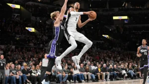 Victor Wembanyama au tir sous le maillot des Spurs face aux Kings de Domantas Sabonis, octobre 2026