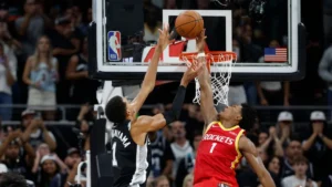 Victor Wembanyama au contre face à Amen Thompson lors de Spurs-Rockets, octobre 2026