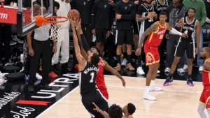 Victor Wembanyama contré par Amen Thompson dans les dernières secondes de Spurs-Rockets à Austin, octobre 2026