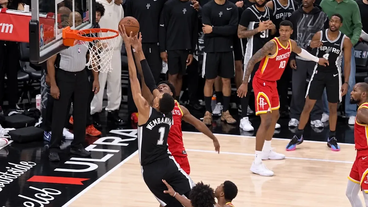 Victor Wembanyama contré par Amen Thompson dans les dernières secondes de Spurs-Rockets à Austin, octobre 2026