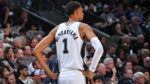 Victor Wembanyama de dos, mains sur les hanches, sous le maillot des Spurs face au Thunder, octobre 2026