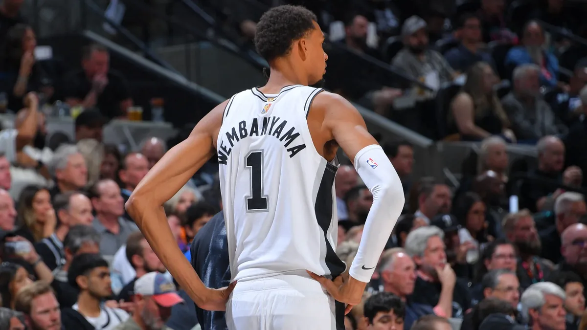 Victor Wembanyama de dos, mains sur les hanches, sous le maillot des Spurs face au Thunder, octobre 2026