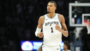 Victor Wembanyama sous le maillot blanc des San Antonio Spurs pendant un match de NBA
