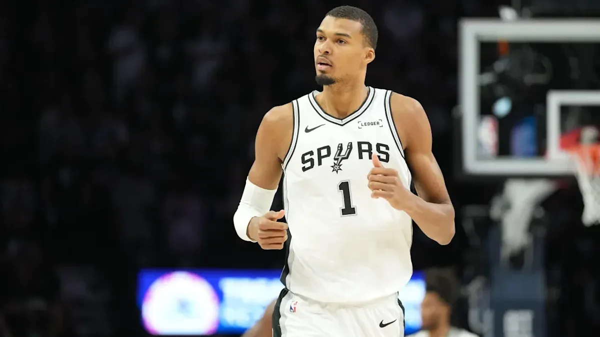 Victor Wembanyama sous le maillot blanc des San Antonio Spurs pendant un match de NBA