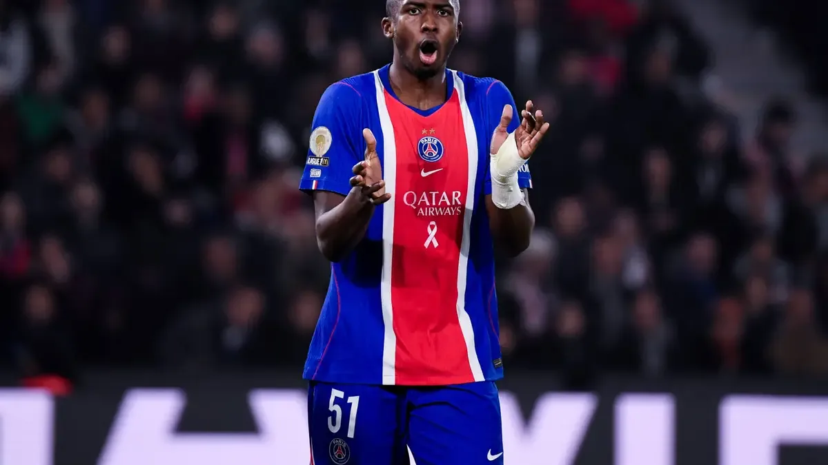 Willian Pacho applaudit sous le maillot du PSG lors d'un match de Ligue 1, octobre 2026