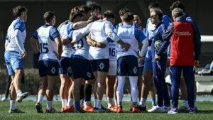 Les joueurs du XV de France réunis en cercle avec le staff à l'entraînement