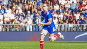Une joueuse du XV de France féminin ballon en main lors d'un test international