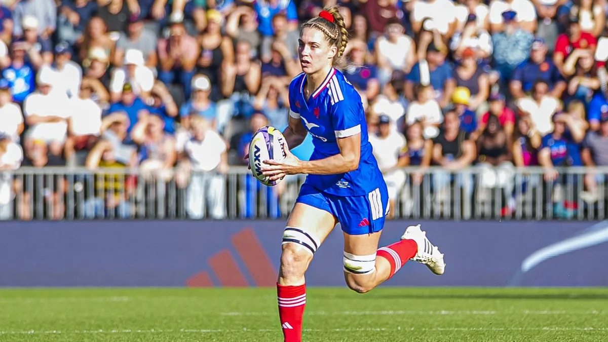 Une joueuse du XV de France féminin ballon en main lors d'un test international