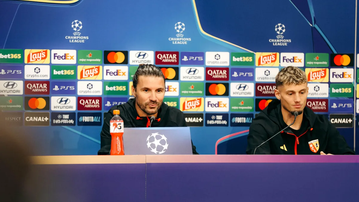 Yannick Cahuzac et Michaël Cuisance en conférence de presse à Bollaert-Delelis avant Lens-Sporting, octobre 2026
