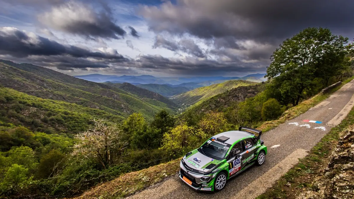 La Lancia Ypsilon de Yohan Rossel sur une route de montagne au Critérium des Cévennes, octobre 2026