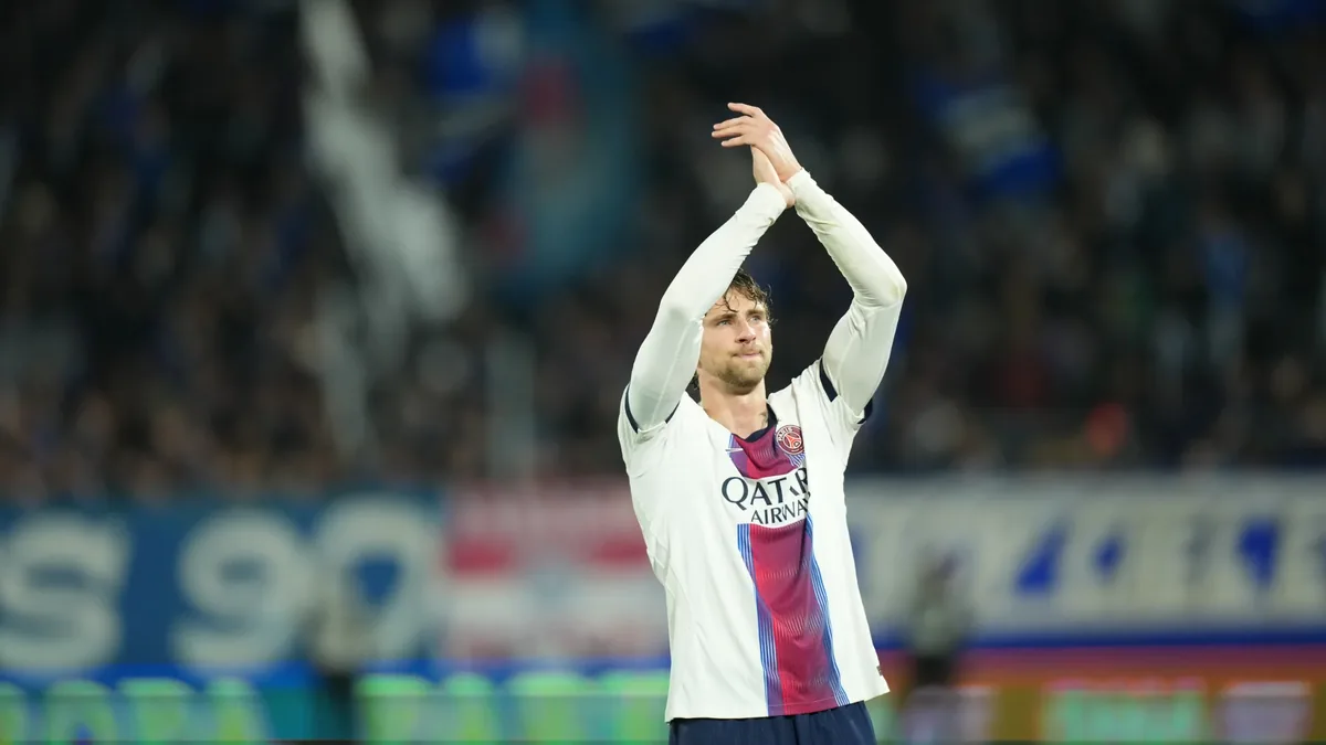 Illia Zabarnyi applaudit les supporters du PSG après Strasbourg-PSG à la Meinau, octobre 2026