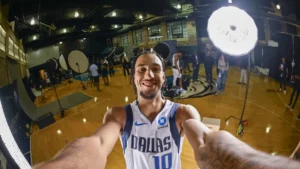 Zaccharie Risacher sous le maillot des Dallas Mavericks lors de la journée des médias, septembre 2026