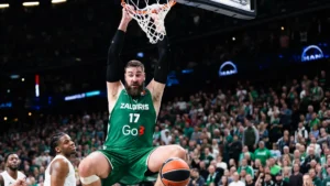 Jonas Valančiūnas smashe sous les yeux de joueurs de l'Asvel lors de Zalgiris-Asvel à Kaunas, octobre 2026