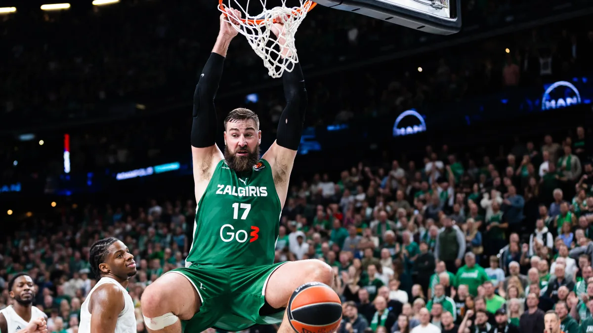 Jonas Valančiūnas smashe sous les yeux de joueurs de l'Asvel lors de Zalgiris-Asvel à Kaunas, octobre 2026