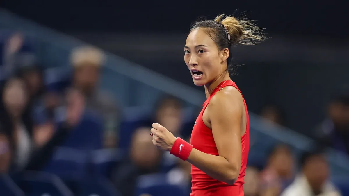 Zheng Qinwen serre le poing pendant la finale du WTA 1000 de Pékin, octobre 2026