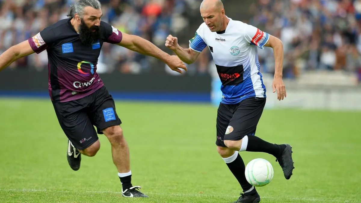 Zinédine Zidane ballon au pied face à Sébastien Chabal lors d'une édition précédente du Match des légendes
