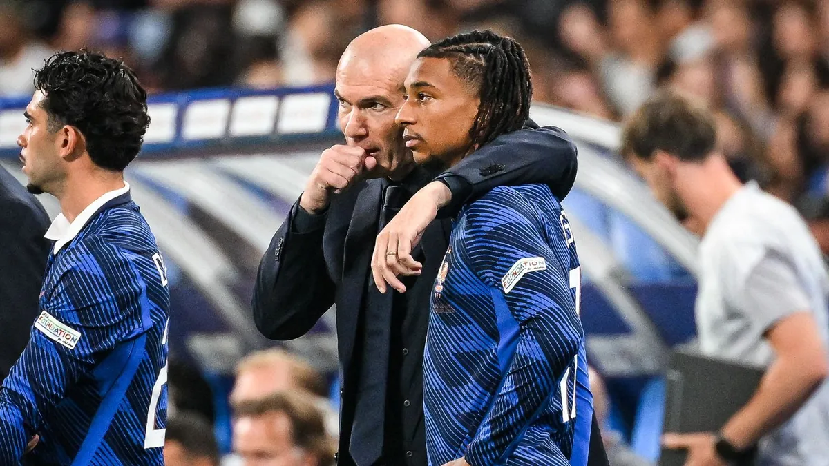 Zinédine Zidane donne ses consignes à Michael Olise lors de France-Belgique au Stade de France, octobre 2026