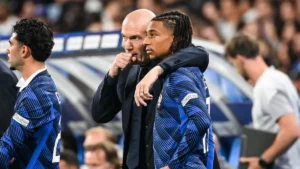 Zinédine Zidane donne ses consignes à Michael Olise lors de France-Belgique au Stade de France, octobre 2026