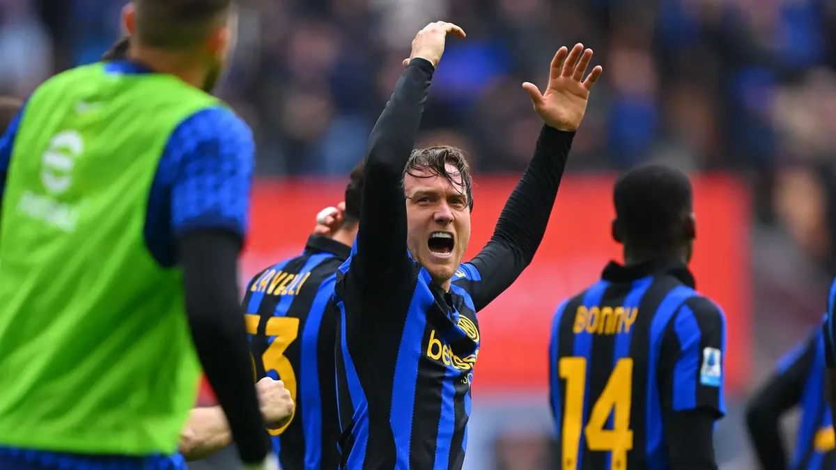 Piotr Zielinski célèbre son penalty victorieux avec l'Inter face à la Fiorentina à San Siro, octobre 2026